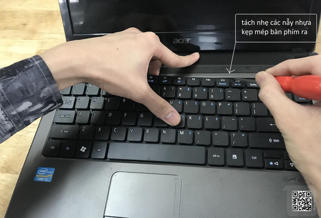 Cách tháo bàn phím laptop để vệ sinh, thay thế tại nhà – qtc tech